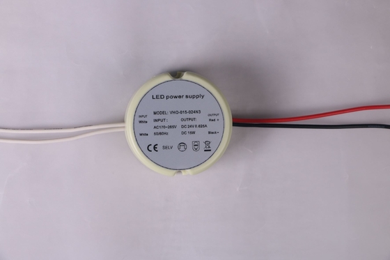 Voltaje constante interior IP20 del conductor plástico redondo del caso LED para la luz de tira del gabinete