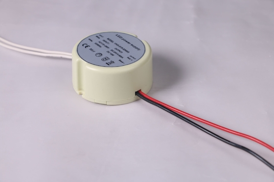 Voltaje constante interior IP20 del conductor plástico redondo del caso LED para la luz de tira del gabinete